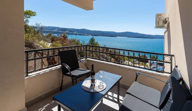 Amazing apartment in Komarna with WiFi