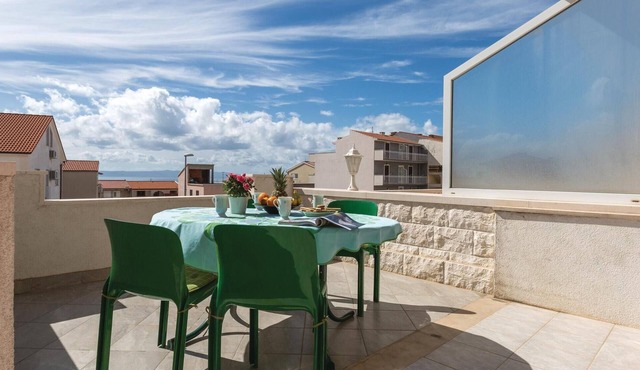 Amazing apartment in Makarska with house sea view