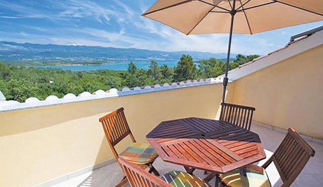 Amazing apartment in Malinska with house sea view
