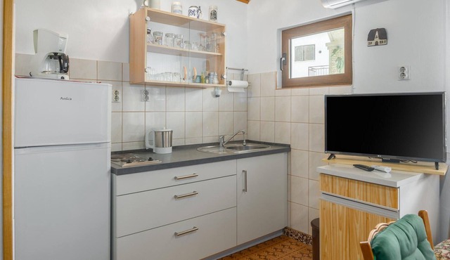 Amazing Apartment in Porec With Wifi and 2 Bedrooms