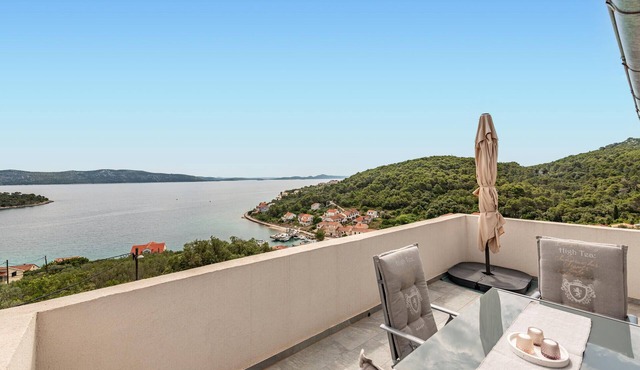 Amazing apartment in Veli Iz with house sea view