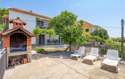 Amazing Apartment In Vlasici With Wifi