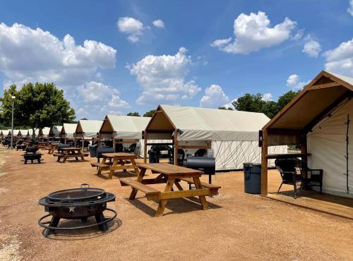 Amazing Aquatic Adventure for the Whole Family: Luxurious Safari Tent near Kingsbury, Texas