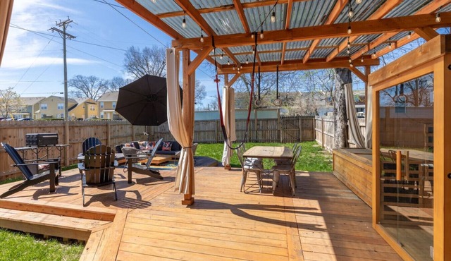 Amazing Backyard Only 2 miles to Downtown, Sauna + FirePit