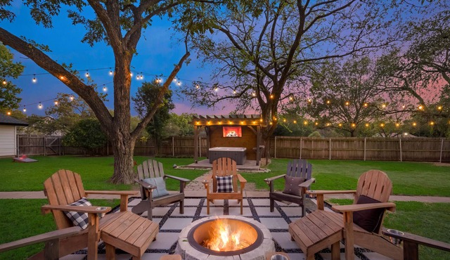 Amazing Backyard, with 6 Person Hot Tub & Firepit, close to Downtown Fort Worth!