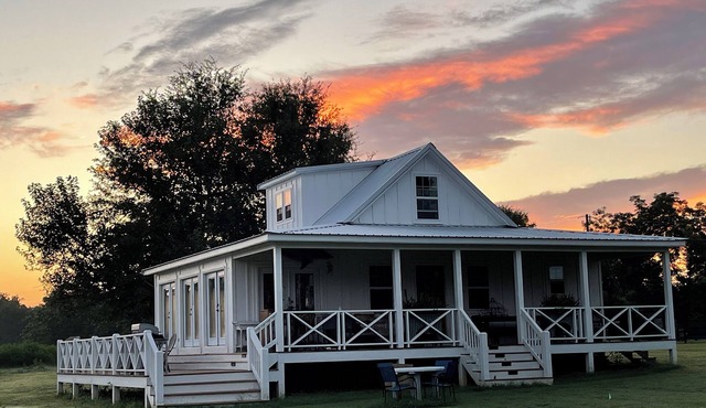 Amazing Barn Lodge on 100 ac Farm, minutes into fun Aiken. Dog & Horse friendly!
