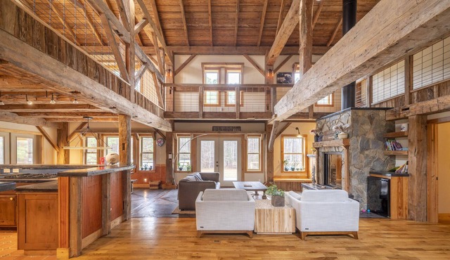 Amazing Barn Style Farmhouse with private pond