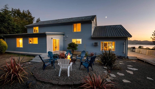 Amazing Bay Views, All Bedrooms w/En-Suite Bathrooms, Hot Tub, Fire-Pit, Bocce Ball, Cornhole, BBQ