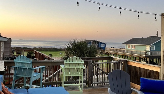 Amazing beach and bay views! Has everything you need and easy walk to the beach