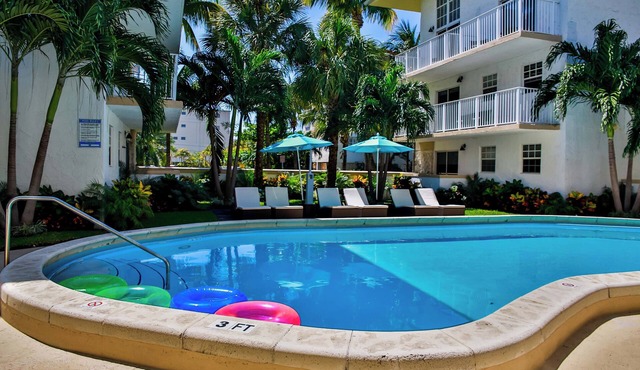 Amazing Beach Escape! 2 Relaxing Suites, Free Parking, Outdoor Swimming Pool