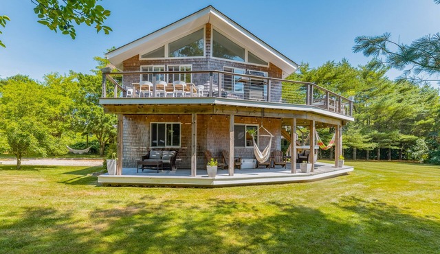 Amazing beach home - indoor/outdoor living - two full kitchens, AC, washer/dryer