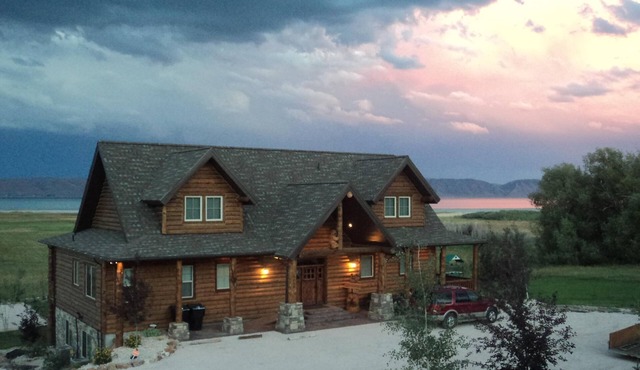 Amazing Beachfront Lodge at Bear Lake w/theater