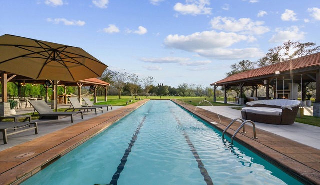 AMAZING! Beautiful Country House. - Access to River, Olympic pool, Sleep 24.
