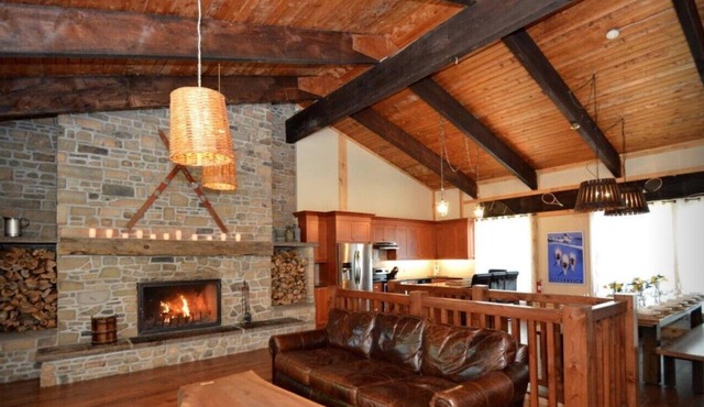 Amazing Blue Mountain Chalet with Hot Tub,9 Bedrooms, Sleeps 20,Pet Friendly.