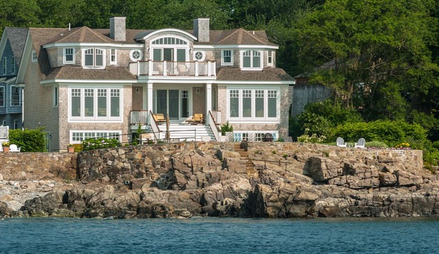 AMAZING BOLD OCEAN-FRONT HOME, WITH BREATHTAKING OCEAN VIEWS