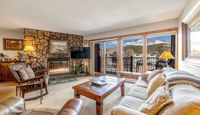 Amazing Breckenridge location! Ski-in, On-Site Hot Tubs, 1 block to Main Street!