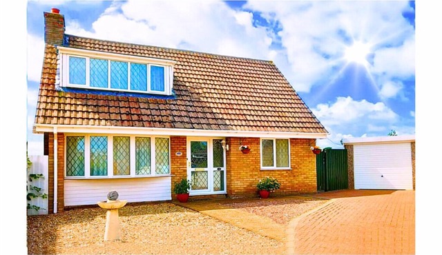 Amazing Cottage ★ 5 mins to Beach ★ Free Parking ★ Large Garden ★ Pet Friendly!