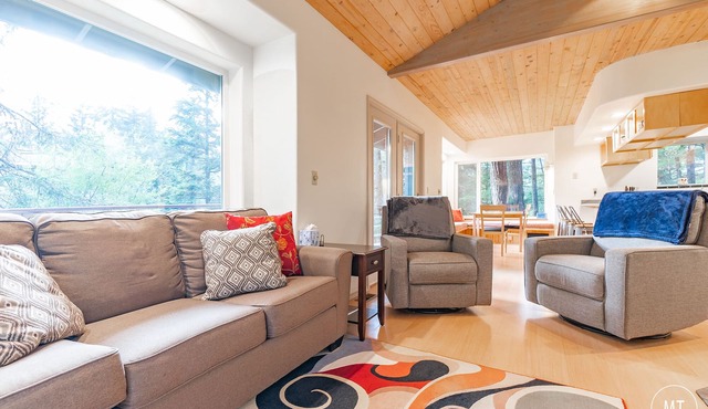Amazing cabin close to lifts, brewery, dining, hiking and biking.