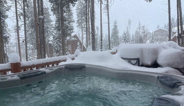 Amazing Cabin Just Above Downtown Winter Park. Private Hot Tub!