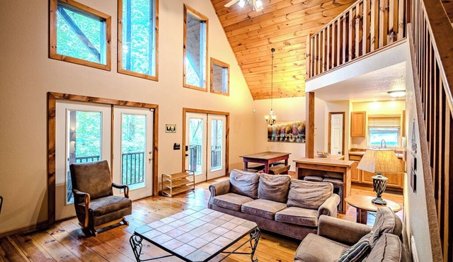 Amazing Cabin w/Firepit, Gametable, Hot Tub, Wifi, Cable