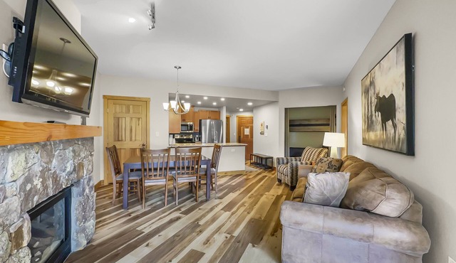 Amazing Center Village Unit, Extra Sleeping Area, Walk to American Eagle - PP3