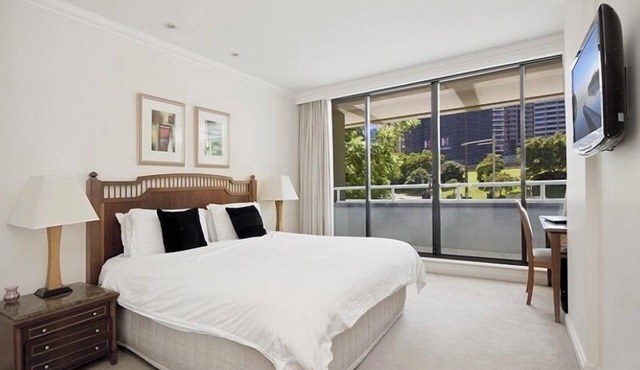 Amazing central cbd apartment with 25m pool, sauna, hottub and gym