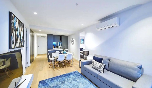 Amazing city views from level 74 apartment: Free parking, pool, gym, and balcony