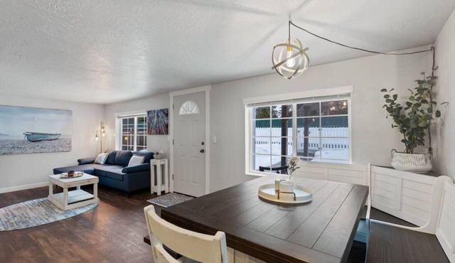 Amazing Coeur d` Alene Sander`s Beach Bungalow