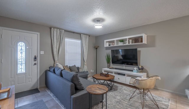 Amazing & Comfortable B&B, Rustic & Inviting Feel, NEW BIG A/C Unit and more