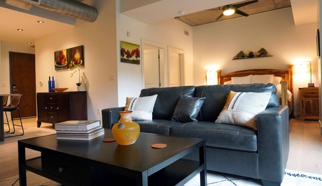 Amazing Condo with Rooftop Pool & Movie Theatre!