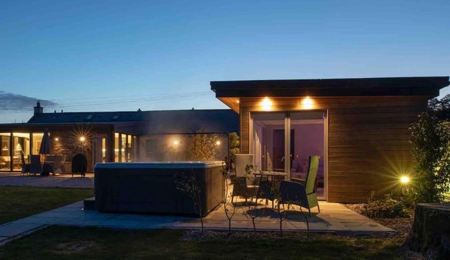 Amazing Cottage & detached Annex sleeps 8, Extra Deep Hot tub, Super Fast wifi, New for 2024 is the addition of Wood Fired Sauna