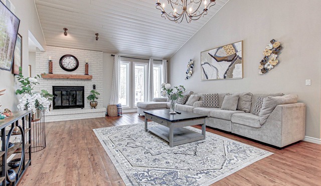 Amazing Cottage in Southcott Pines, Grand Bend, 5 minute walk to private beach.