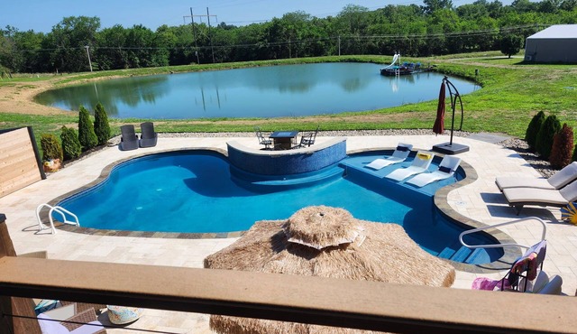 Amazing Country Resort Minutes from KC & FIFA 2026, Pool, Pond, Games, Sleeps 10