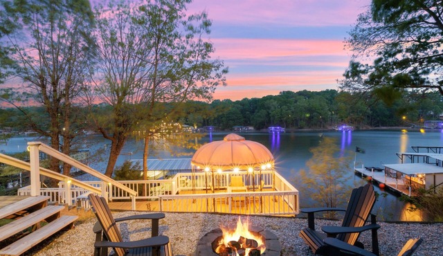 AMAZING COVE! 3 Bed/2Ba Lakefront Home - Hot Tub, Smart TVs, EV Charger, Firepit