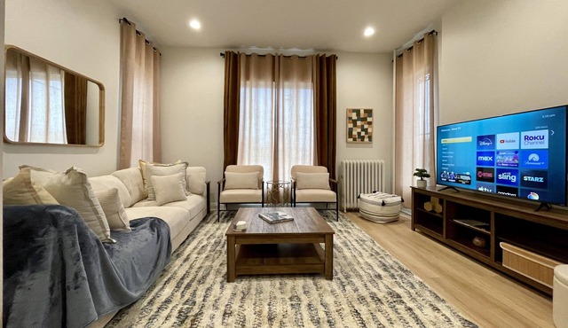 Amazing Cozy First Floor Condo in Chicago, Illinois