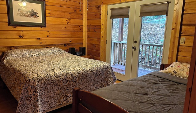 AMAZING & COZY LOG CABIN IN WOODS