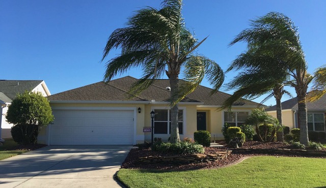 Amazing! Dog Friendly Home w/2 Golf Carts & Walking Distance to Lake Sumter!