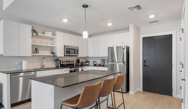 Amazing Downtown King Beds w/ Pool & Parking 32