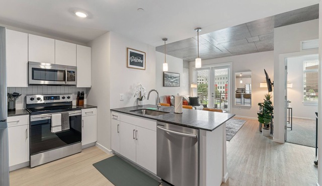 Amazing Downtown King Beds w/ Pool & Parking 420