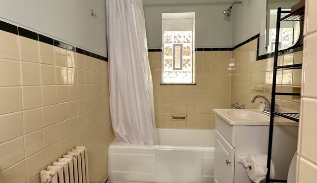 Amazing Downtown Location! Quiet & Spacious!