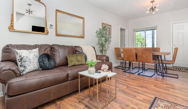 Amazing Downtown Views - 3 Minutes to Downtown!