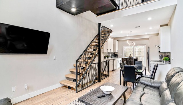 Amazing Duplex w/2x Roofdeck - 8BR/6BR