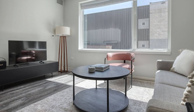 Amazing Edgewater 1BR w/ Gym & Lounge, nr Red Line, by Blueground