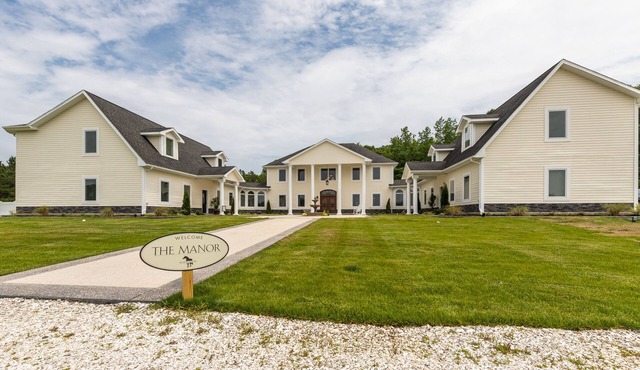 Amazing equestrian estate with luxury finishes & private pool