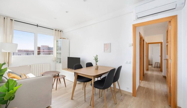 Amazing and bright 3-bedroom home, nestled in the charming town of Cornellà de Llobregat, just a short 20-minute journey from the vibrant city of Barcelona.