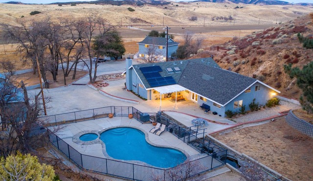 Amazing Escape close to LA with Pool and Game Room