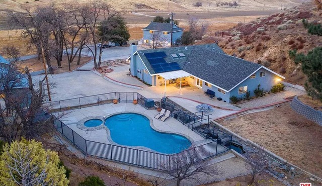 Amazing Escape Close to LA with Pool, jacuzzi, Meditation room, Hiking trails.