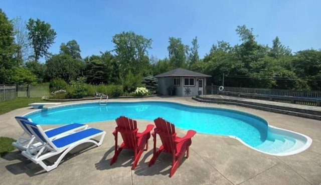 Amazing Estate Property in Peterborough for the ultimate vacation experience!