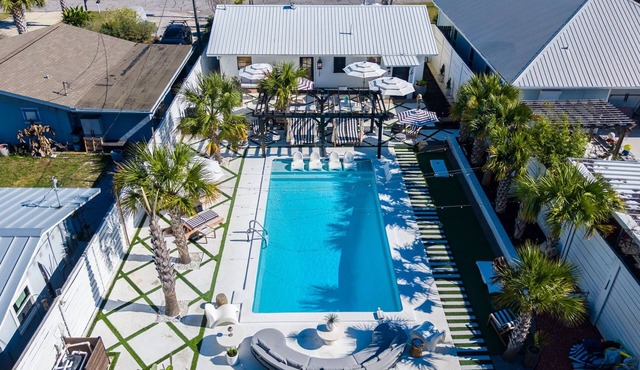 Amazing family Oasis, ft. 2 separate houses, golf cart, jacuzzi, private pool
