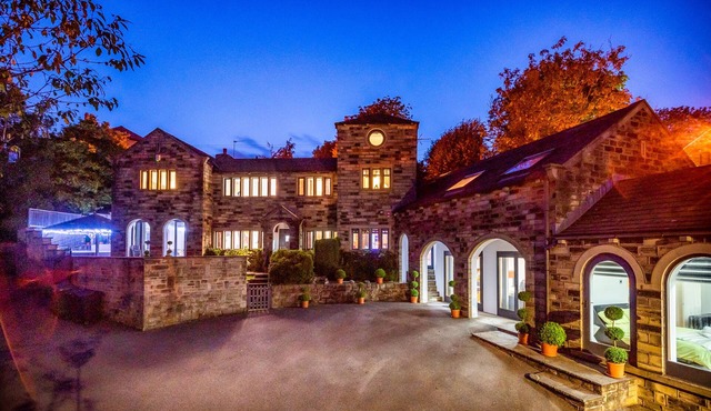 Amazing Family House Sleeps 12 with Private Hot Tub in Tranquil Location